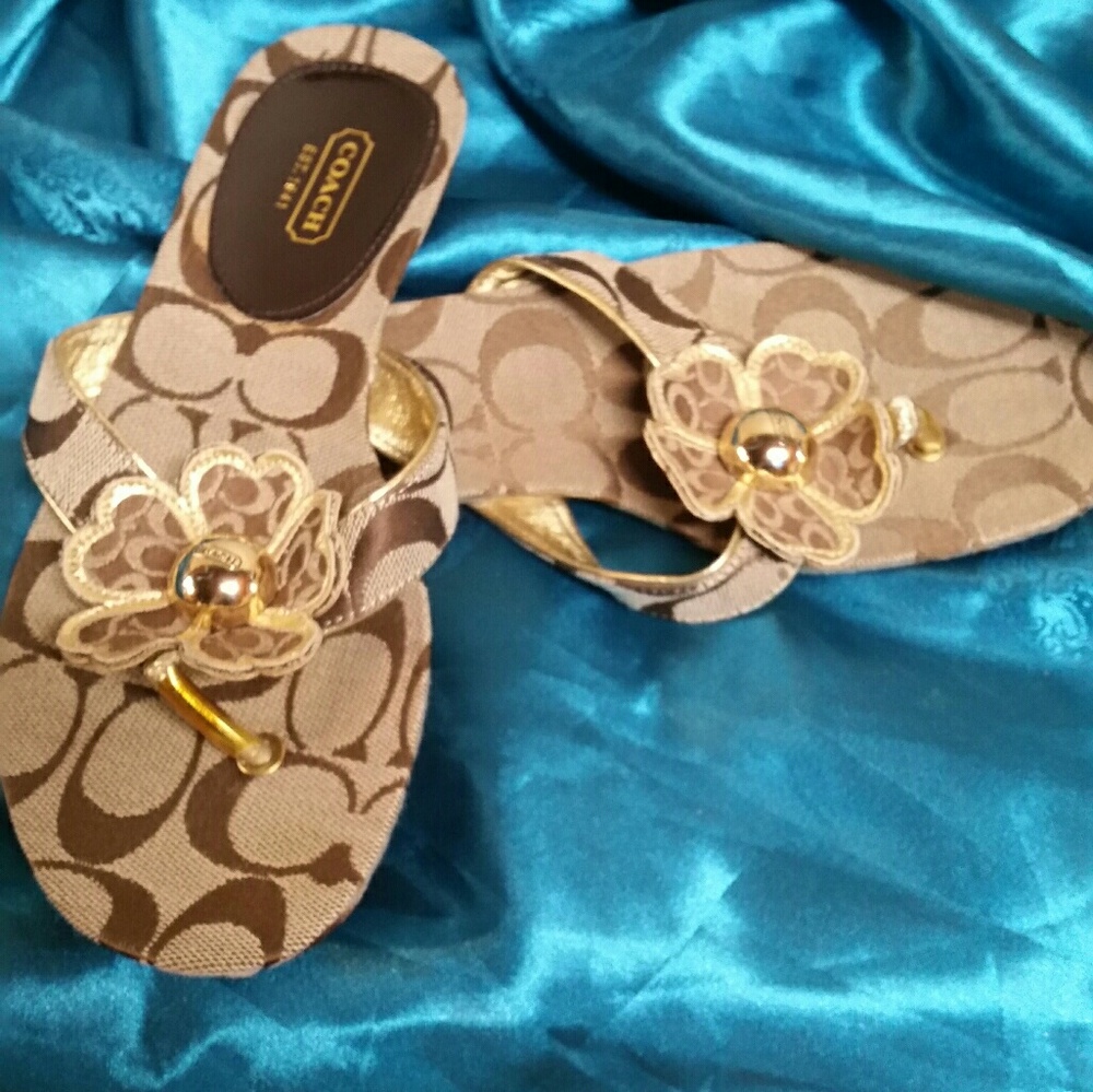 Size 8 coach flip flops - Picture 3 of 4